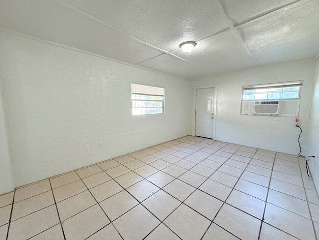 Photo - 1337 Winnifred St