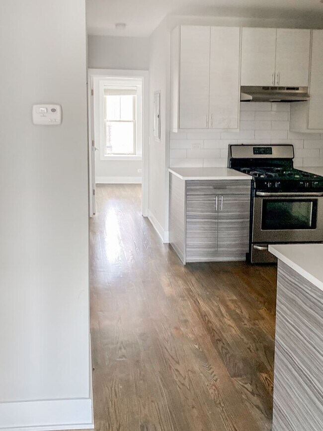 Building Photo - 3919 N Janssen Ave Unit 3917-3 Rental