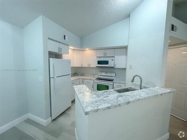 Building Photo - 3310 Pinewalk Dr N Rental