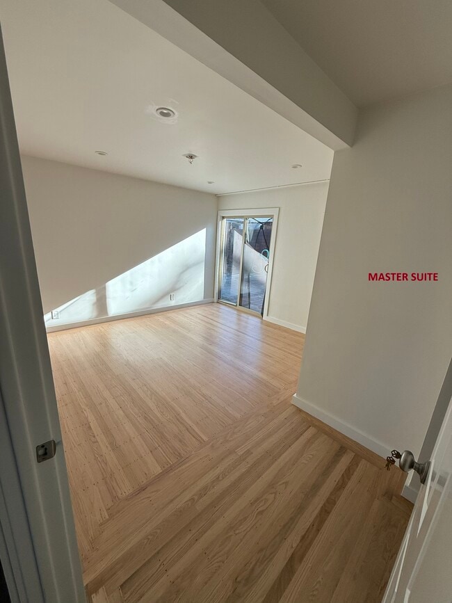 Master Suite $1600/Mo Private Bath- 240 sqft - 944 Bruno St