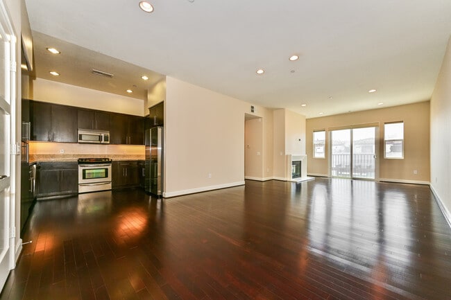 Building Photo - 10878 Bloomfield St Unit 407