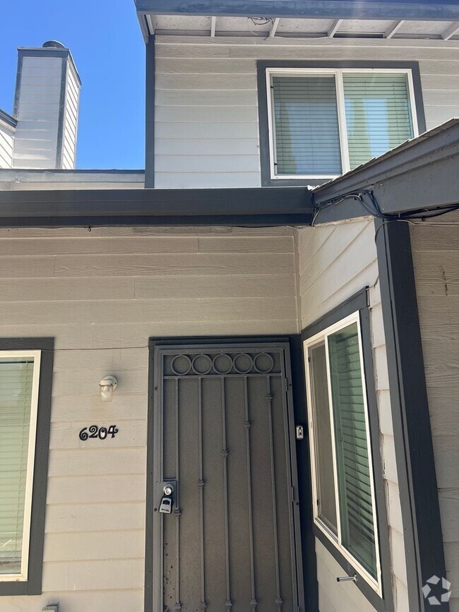 Building Photo - NICE 3 BEDROOM, 2.5 TOWNHOUSE W/ 2 CAR GAR...