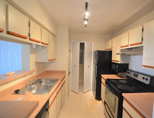 Photo - 5533 Chrishire Way Unidad F-202