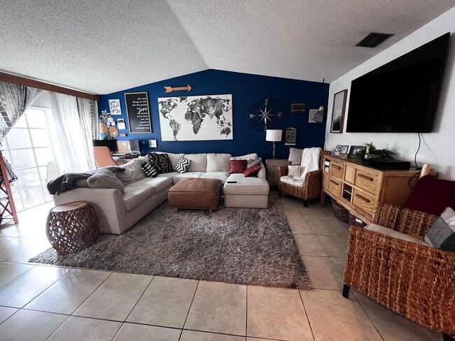Building Photo - 200 Sparrow Dr Unit 2 Rental