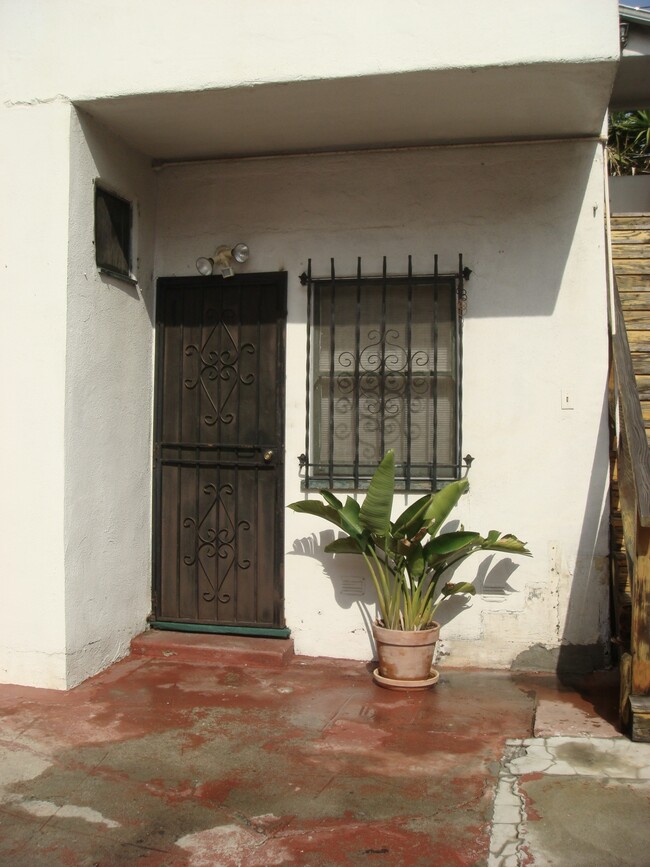 Photo - 6089 1/4 Cashio St Apartamentos Unidad Duplex 1 quarter