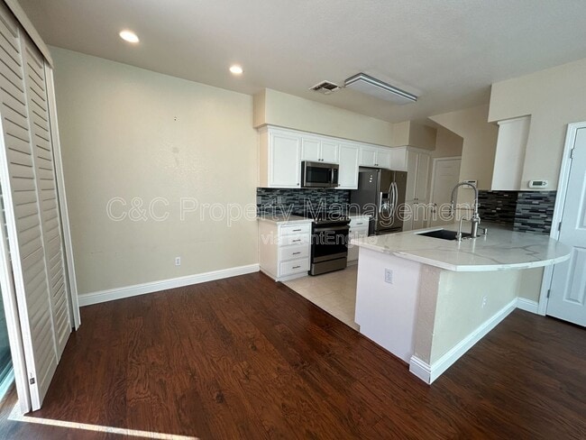 Photo - 5023 Lakeshore Dr