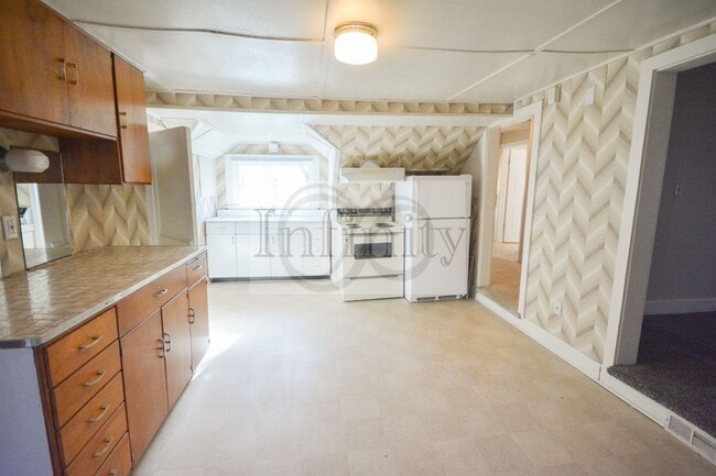 Photo - 2020/2022 Eastwood Rd SE Unit 2022 Eastwood Rd SE