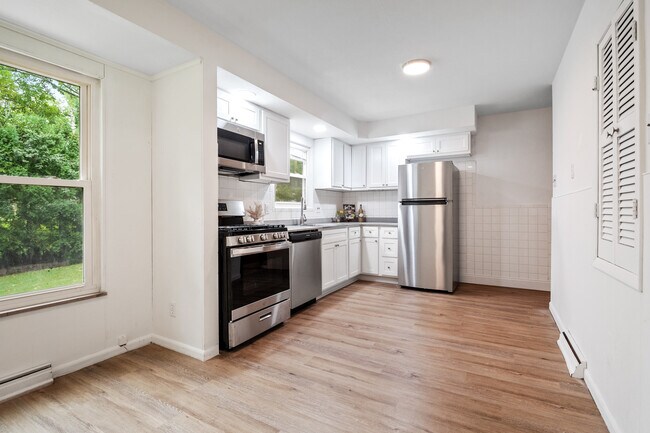 All new kitchen w ss appliances - 620 Saint Bernard Dr