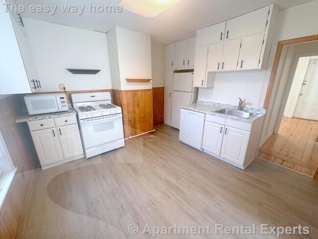 Building Photo - 44 Elm St