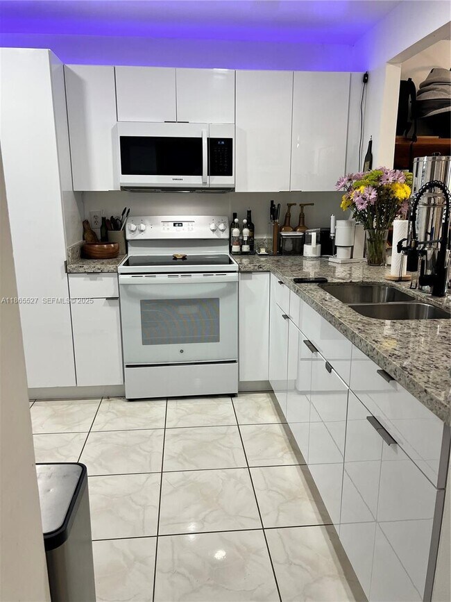 Photo - 100 NW 76th Ave Unidad 302-2