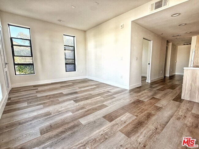 Photo - 723 S St Andrews Pl Unit 508