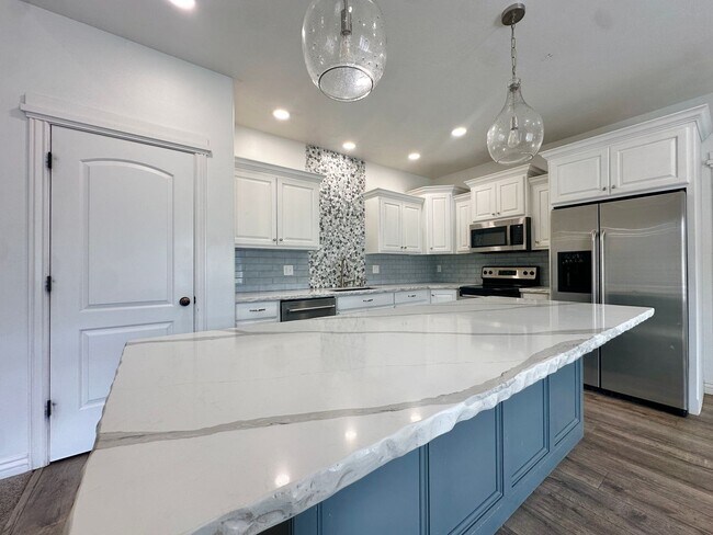 Photo - Stunning 6 Bed / 3 Bath | Great Location | Expansive Living Space