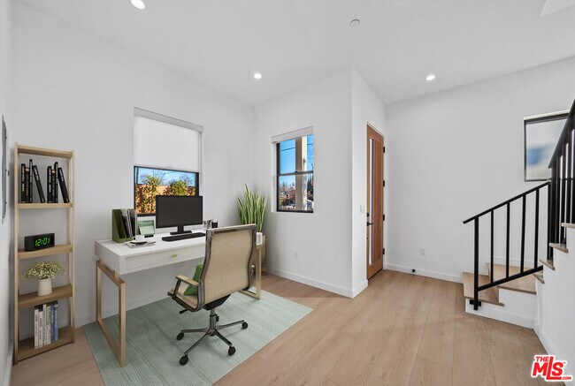 Photo - 13841 Burbank Blvd