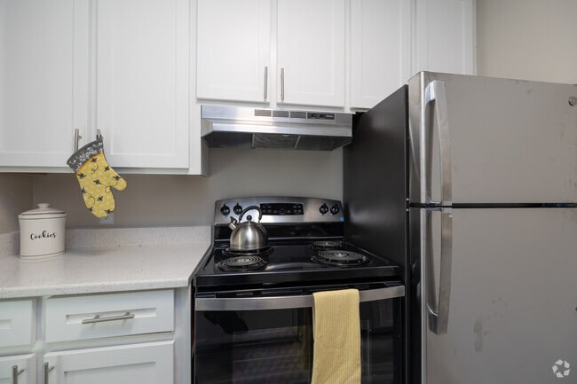 2BR, 1BA - 865SF - Kitchen