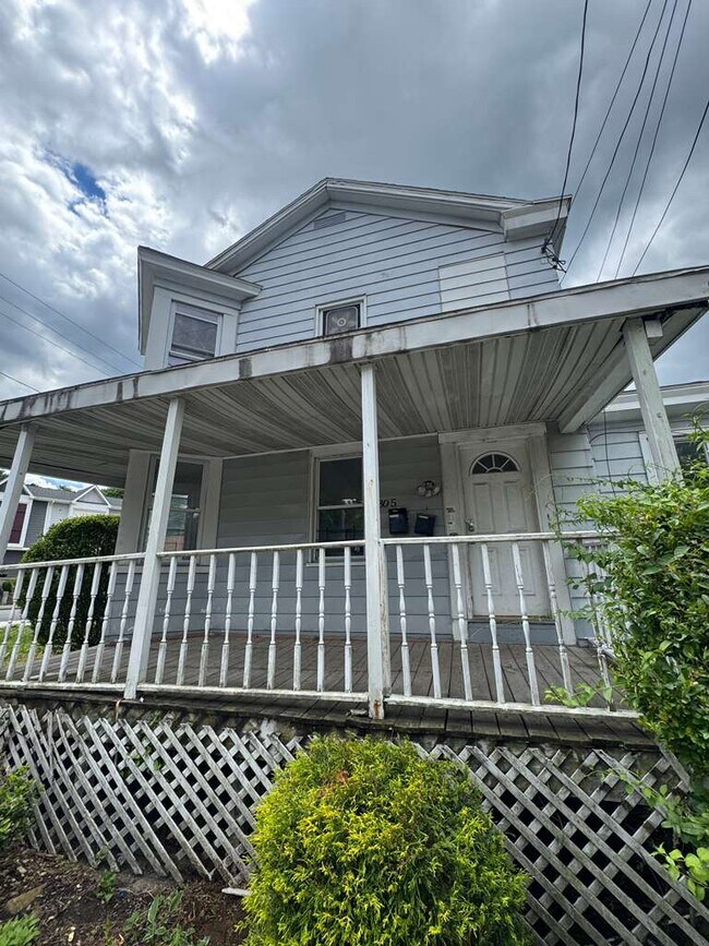 305 Jackson St