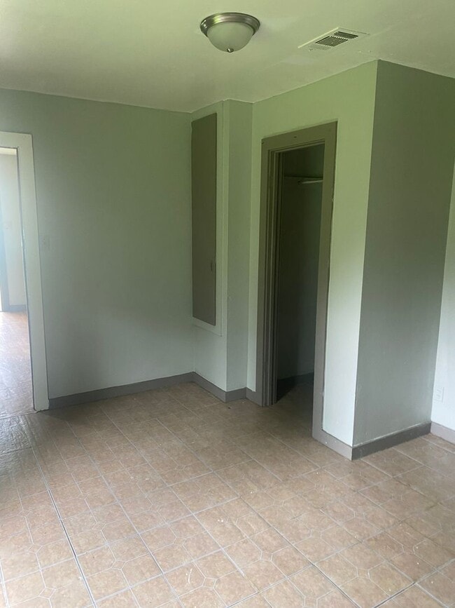 Photo - 458 E 71st St