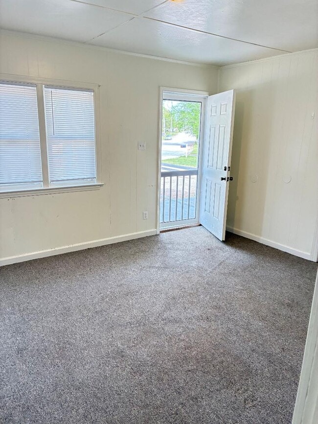 Photo - 717 Harper St E