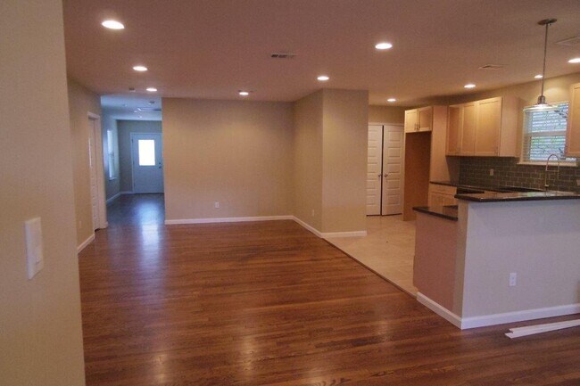 Photo - 3504 Speedway Unidad A