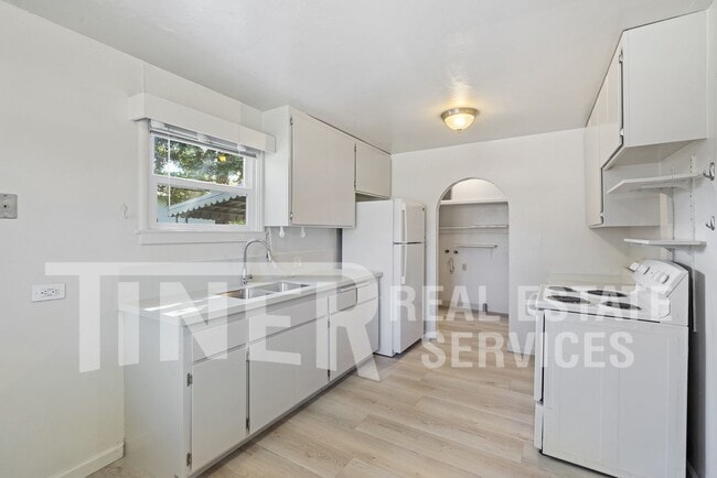 3837 Marshall Ave