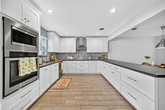 Photo - 818 Silvergate Dr