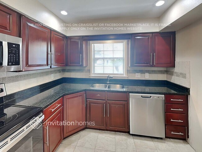 Photo - 966 Sunshine Way SW