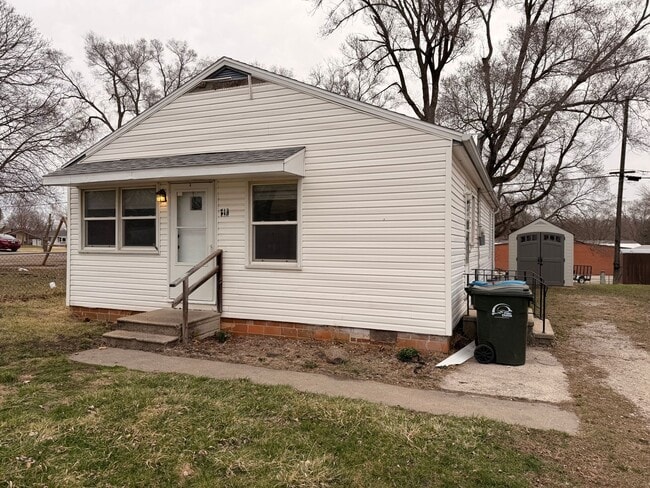 Building Photo - Remodeled 3 Bedroom! $975