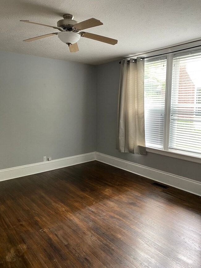 Building Photo - 4 bed/ 2 bath