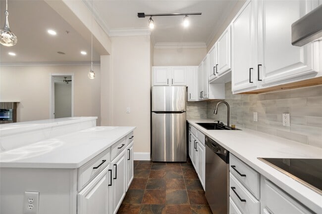 Building Photo - 7134 Mapleridge St Unit 3G