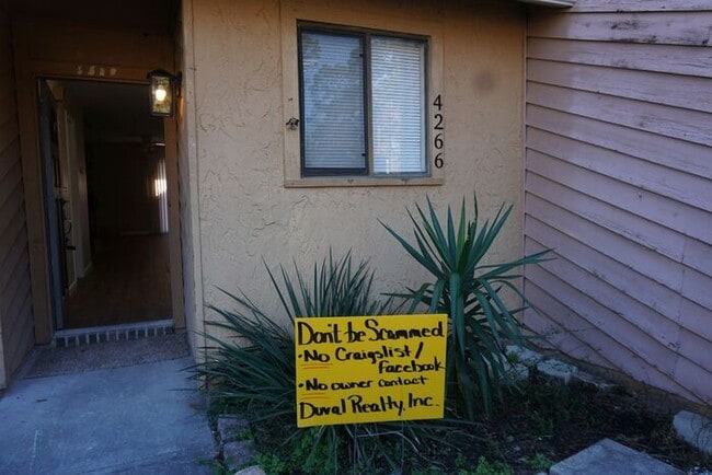 Building Photo - Mandarin Townhome