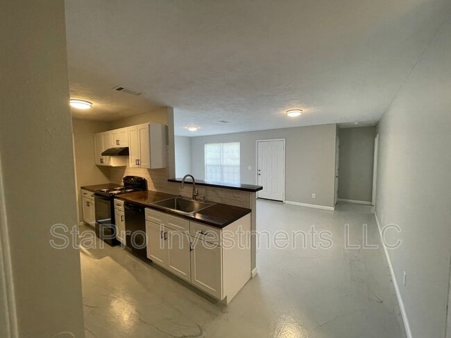 Photo - 343 Christine St