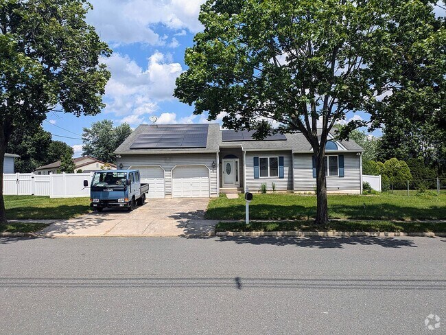Building Photo - 884 E 3rd St Rental