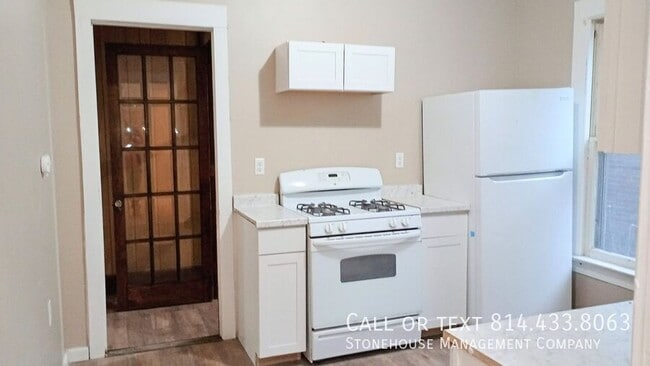 Building Photo - 620 E 6th St Unit 2nd Floor Rental