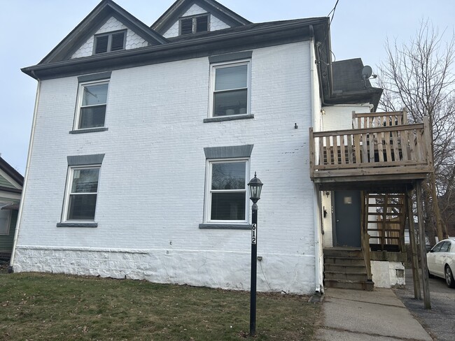 Building Photo - 612 E 3rd St Unit Apartment#3