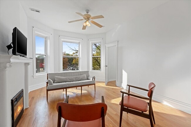 Building Photo - 3268 W Fullerton Ave Unit #2