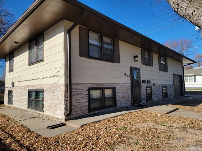 Cozy, clean 4 Bedroom Split level home! - Cozy, clean 4 Bedroom Split level home!