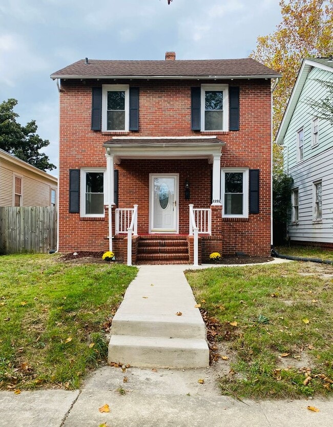 Photo - Beautifully Renovated 4bdrm/1.5bth House L...