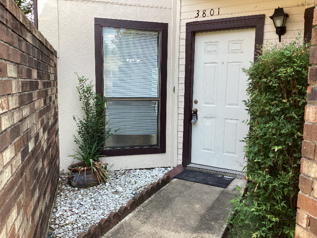 Photo - 3801 Tanglewilde St Townhome