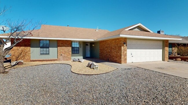 Building Photo - 3-Bed / 2-Bath - Less than 10 minutes from Holloman AFB!