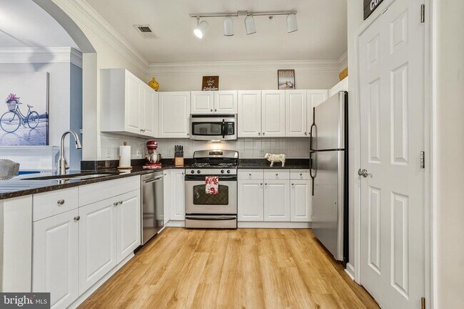 Photo - 27 Booth St Unidad 345