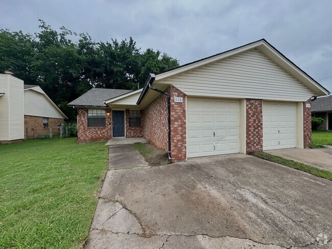 Building Photo - 3 bedroom 2 bathroom duplex In Broken Arrow! Rental