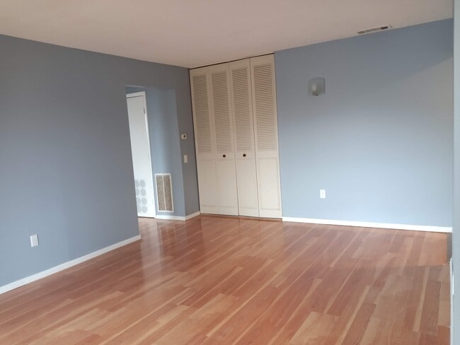 Livingroom - 10 Shrewsbury Green Dr Unit I-10