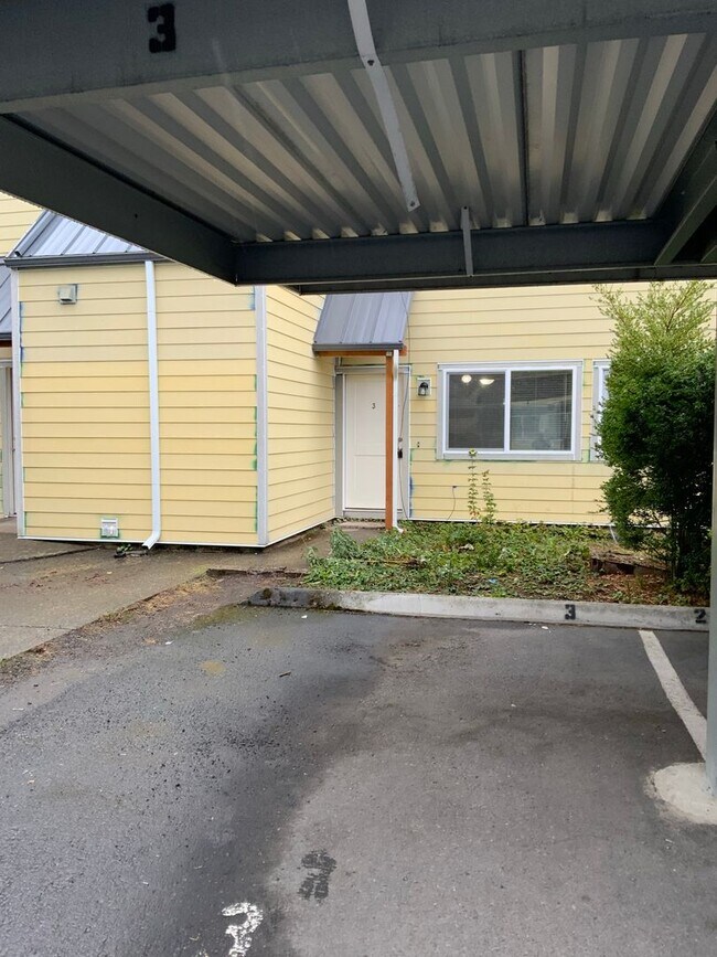 Building Photo - ** COMING SOON!** Cozy 2 Bed/1.5 Bath Cond... Unit 203/3