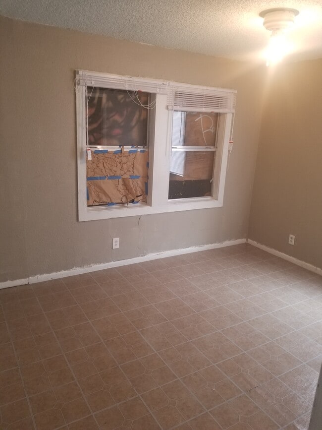 Photo - 230 e 52nd pl n