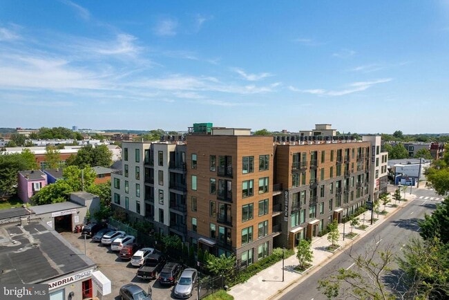 Building Photo - 701 N Henry St Unit 206