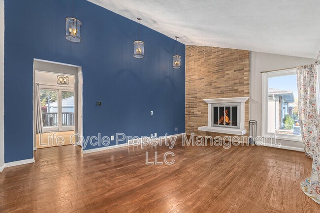 Photo - 1437 Lewison Ave NE