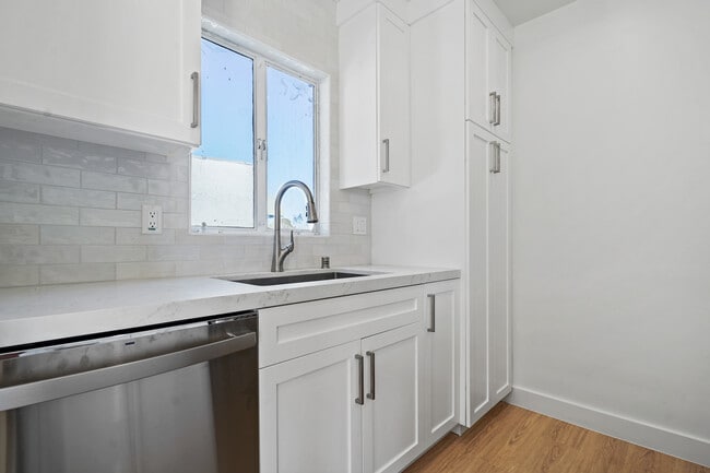 Building Photo - 920 Marine St