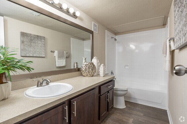 1BR, 1BA - 647SF - A2 - Bathroom - Country Club Apartments