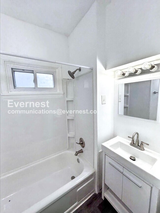 Photo - 1079 E 68th St Unidad 1