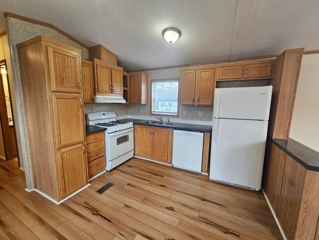 Building Photo - 202 Elm Ln