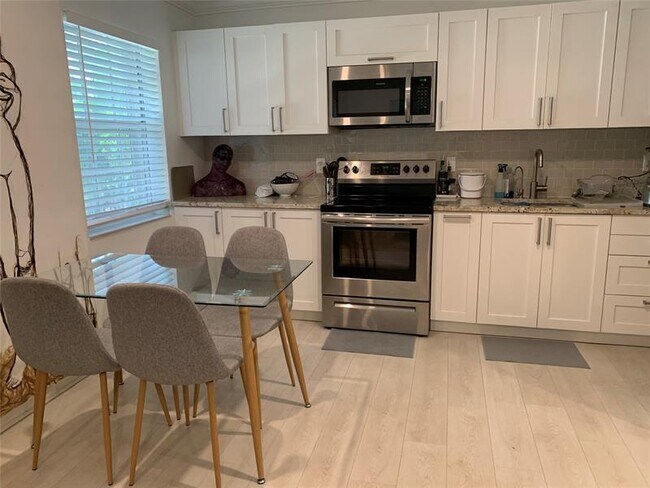 Photo - 801 SW 10th St Unidad 2